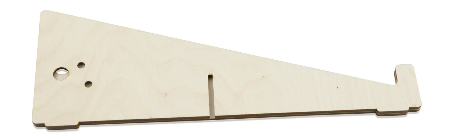 Holz-Universal-Laptop-Ständer für MacBook und Notebooks von GRAVURZEILE, ergonomisch und stilvoll, zeigt den Ständer im Einsatz