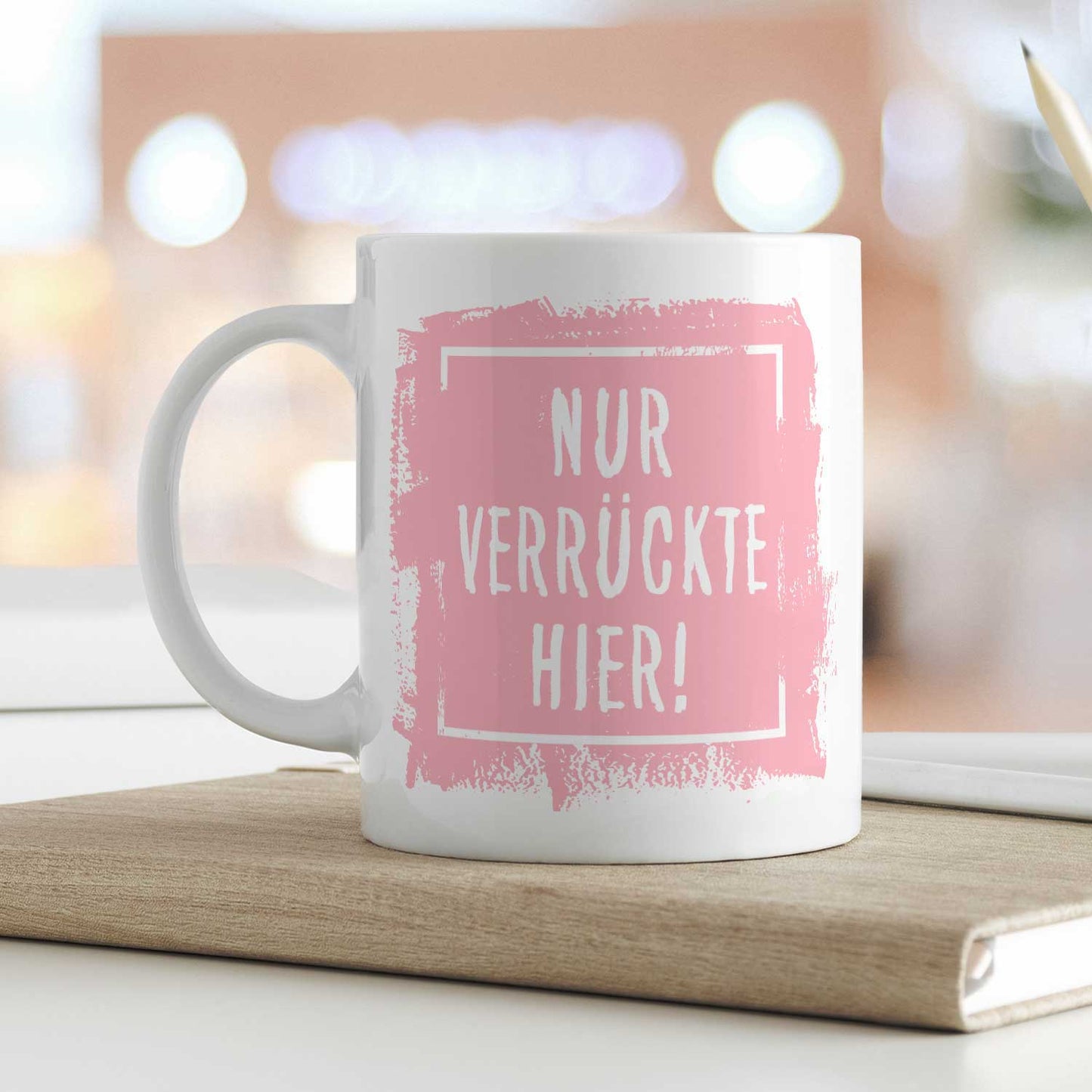 Bedruckte Tasse mit Spruch - "Nur Verrückte hier!"
