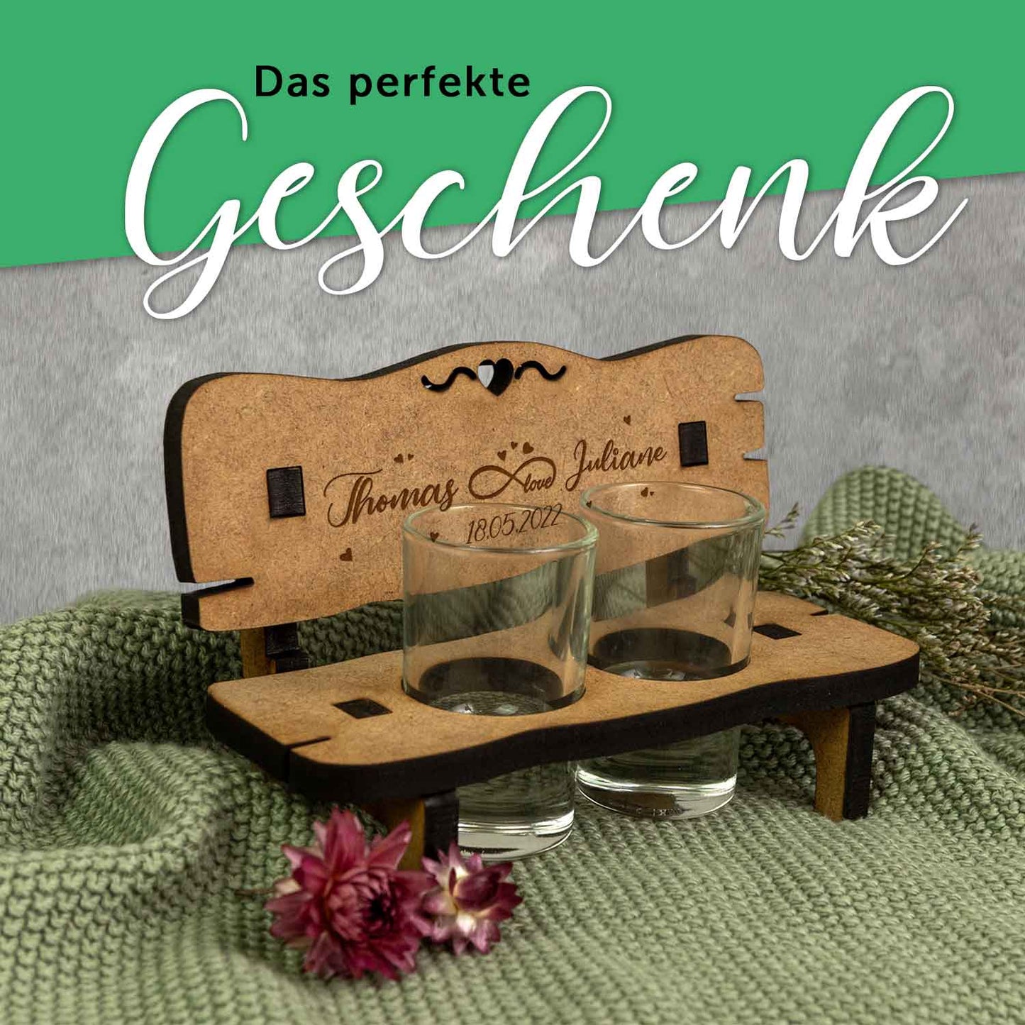 Gravierte Schnapsbank im Unendlichkeitssymbol mit Namen & Datum + 2 Schnapsgläser