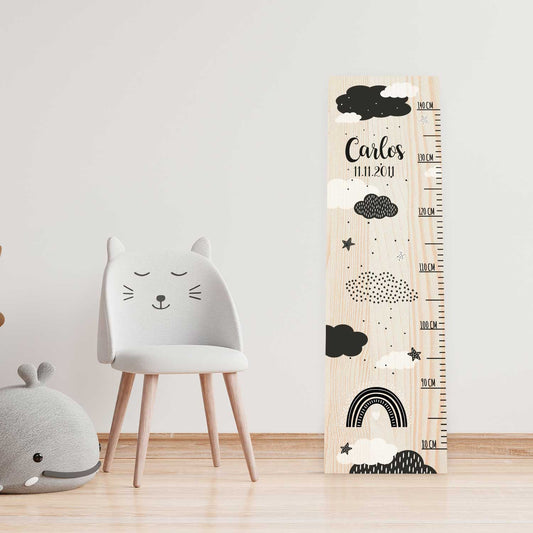 Messlatte mit Namen für Kinder im Wolken Design