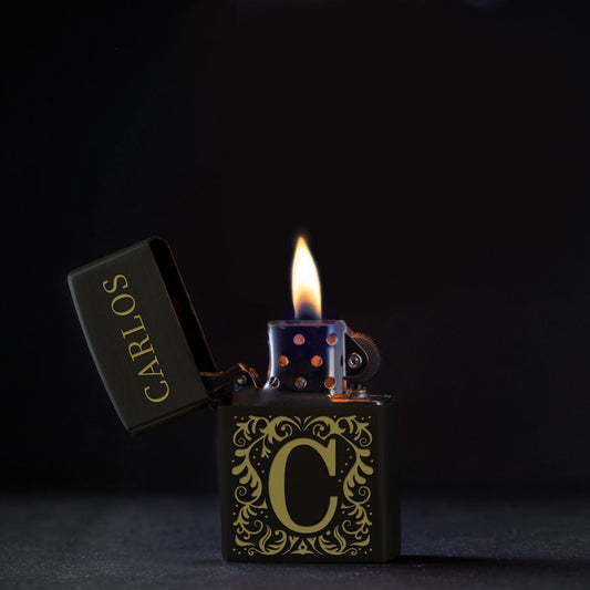 GRAVURZEILE x ZIPPO Personalisiertes Sturmfeuerzeug - Initalen - Windfest und Langlebig - Nachfüllbar