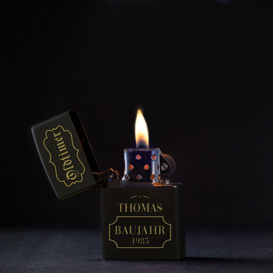 GRAVURZEILE x ZIPPO Personalisiertes Sturmfeuerzeug - Oldtimer - Windfest und Langlebig - Nachfüllbar