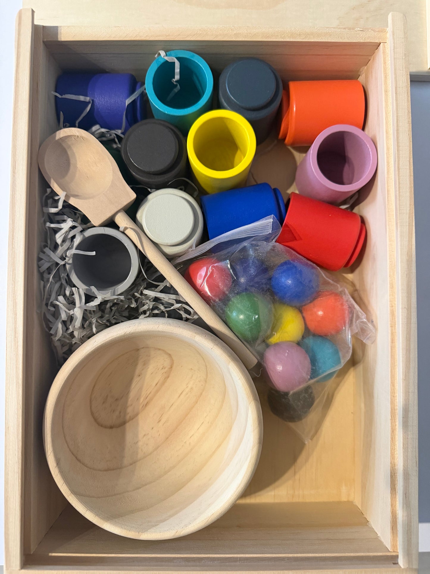 Montessori Kugel Sortier- und Zuordnungsspiel aus Holz mit 12 Farben – Puzzle für Farberkennung - im Holz Geschenkbox