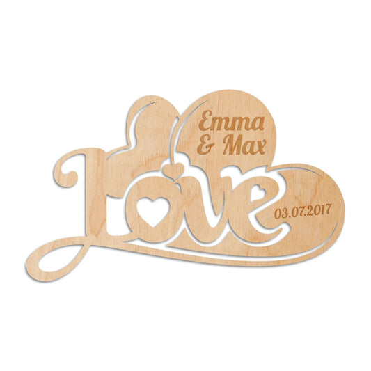 Großes Holzschild mit Gravur "LOVE" von GRAVURZEILE, dekoratives Holzschild mit liebevoller Schrift und natürlicher Holzmaserung.
