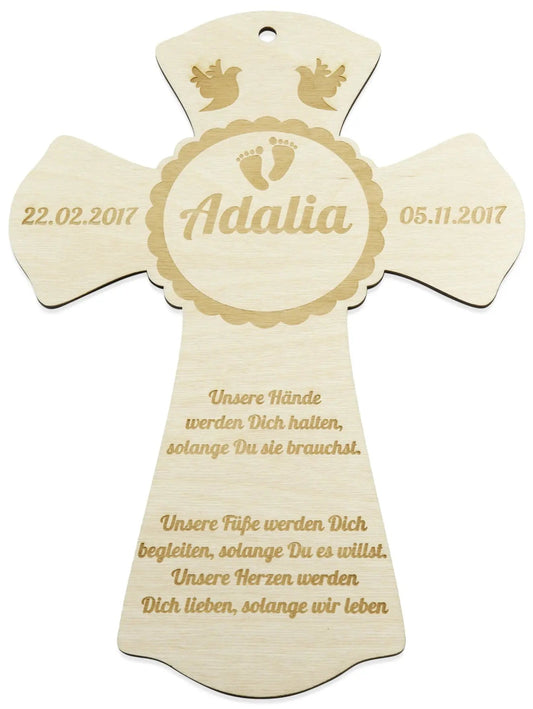 Holz-Taufkreuz mit eingraviertem Namen, handgefertigtes Holzkreuz von GRAVURZEILE, detailreiche Holzarbeit, christliches Symbol.