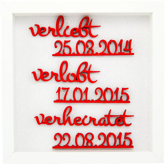 Deko-Holzschild mit den Worten "Verliebt, Verlobt, Verheiratet" und passendem Rahmen, dekoratives Holzdeko von GRAVURZEILE