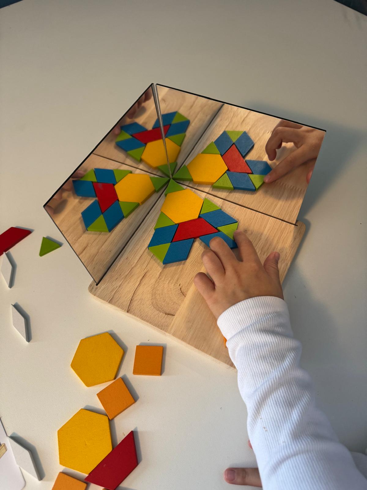 Symmetrie Spiel aus Holz mit Spiegel - mit flachen Bausteinen & Karten